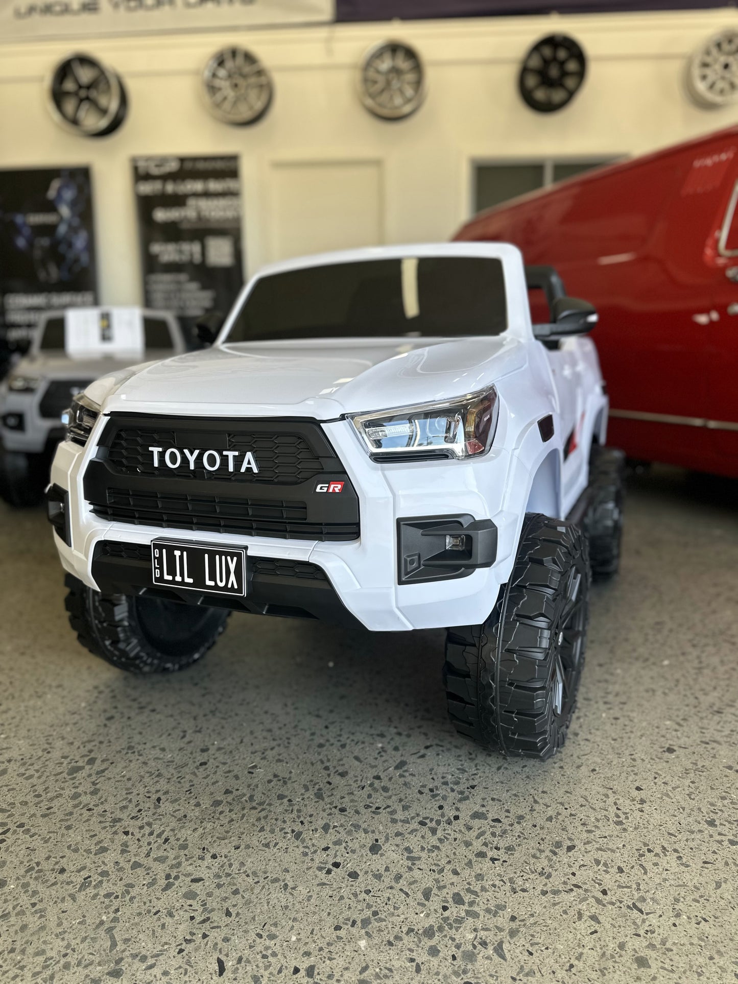 Revo Toyota HiLux 2 Seat Ute 24V - White